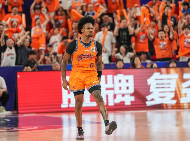 记者：费内巴切仍在和曼城谈阿克转会费，预计700万+150万镑